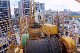 不少网友都好奇塔吊司机如何上厕所，男司机就只有这两种方式