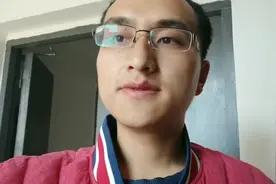 第一次见到过电子厂最好的宿舍，一室一厅就住两个人还带热水器