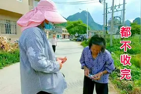 河南收割机老板娘来广西收稻谷，收费这么贵，大妈还怪她没帮收完视频封面