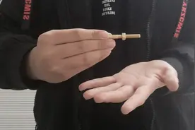 刘谦魔术：螺丝自动旋转！没有任何机关，看出破绽算你厉害！视频封面