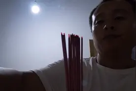 农村房间里有蝙蝠，看小伙如何战蝙蝠的，蚊香+杀虫剂到底可行吗