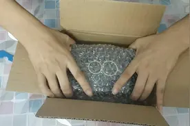 大哥豪爽给亲妹买手机京东快递第二就到了 小米8透明板看着就霸气视频封面