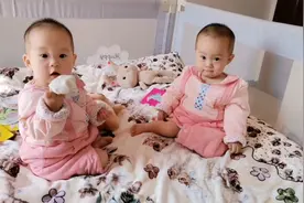 双胞胎妹妹闻袜子非要姐姐一起闻，姐姐找妈妈闻。网友：袜子香吗视频封面
