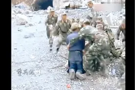 感谢中国人民解放军，中国人民子弟兵！老人跪谢那一刻，看哭了