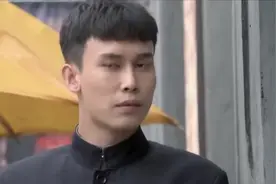 美女扭伤脚，小伙心疼为美女脱下袜子，哪知小伙看着看着就沦陷了视频封面