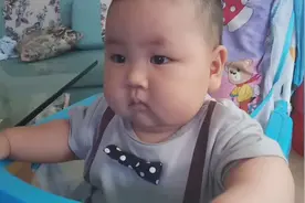 换了个新车，坐得有模有样，宝宝很喜欢哦