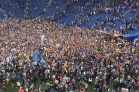 西班牙人球迷冲进球场和球员一起庆祝胜利，场面壮观像过节视频封面