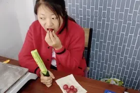 今天给大家分享一下我的瘦身餐，黄瓜＋圣女果。一个月瘦了10斤。