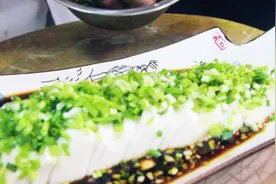 糊厨教你做凉拌嫩豆腐，鲜美嫩滑，做法简单，附秘制调汁配方