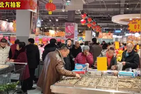 内蒙古商都县，家家悦超市入驻，环境好，档次高，这人也太多了