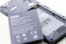 为什么手机电池不可拆卸呢？很多人想不明白，今天算是长见识了视频封面
