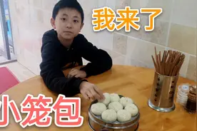 小男孩八点半起床，读一会英语，然后下楼吃早餐，回家还要喝牛奶