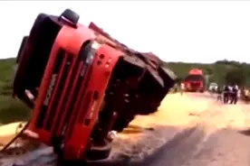 重型卡车的恐怖车祸，惨烈现场无法想象