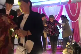 江西小伙结婚，90岁的奶奶来婚礼现场发红包给新娘视频封面