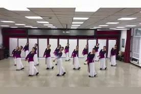 广场舞《弯弯的月亮》弯弯的月亮像小船一样挂在天上