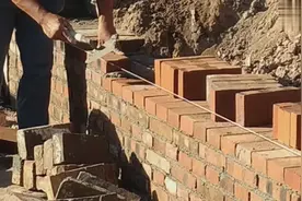 农村的院墙都这么砌了，加上“腿腿”，院子里堆多少土墙也不会倒视频封面