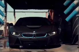 宝马i8改装版展示，22寸轮圈是亮点。