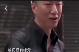 孙红雷在香港街头，大爷竟然说：你演的流氓太像了视频封面