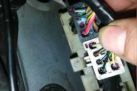 这个二手车泡过水的线路结头氧化  到处长锈了  大家买二手车注意