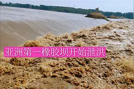 临沂北下大暴雨，沭河龙门橡胶坝开始泄洪，场面波涛汹涌像黄河！