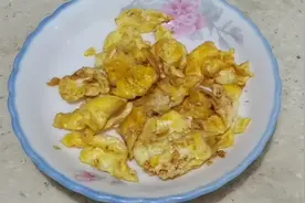 又香又咸的爆炒鸡蛋，在家中也能轻松炒出，秘诀竟然是筷子