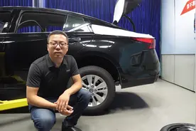 想换备胎，卸掉轮胎螺栓轮胎却拿不下来该怎么办？