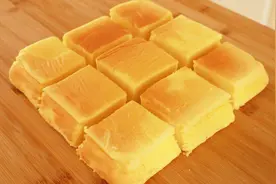 老酸奶蛋糕，像奶酪一样丝滑，酸酸甜甜，入口即化