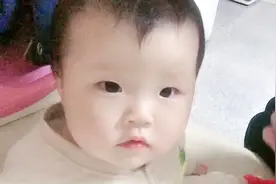 爆笑！9个月女孩见气球最真实的反应 网友声称孩子一定是捡来的吧视频封面