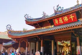 旅游福建厦门南普陀寺，有幸偶遇目睹方丈，华丽的建筑悠久的历史视频封面