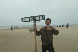 农村哥出海边，抬着猪八怪神器大耙去刨海螺，看一下能有收获吗视频封面