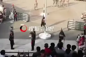 都不许笑！印巴边境降旗仪式 印度士兵高踢腿滑倒视频封面