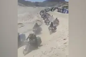 场面惊人！伊朗边境摩托车队载满廉价石油 浩浩荡荡运往巴基斯坦视频封面