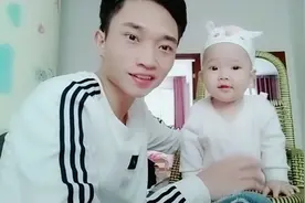 看宝爸如何教八个月的宝宝叫爸爸妈妈，画面太暖，结果让人意外。