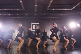 拉丁舞翻跳一首欢快的歌曲《lalala》，一举一动都有着孩子的童真