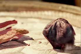 傣族老人行医五十年，无药不识，最后为徒弟留下了珍贵的“龙血”视频封面