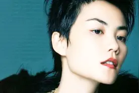 王菲神级现场《彼岸花》，这声音真的很特别了，不愧是菲姐