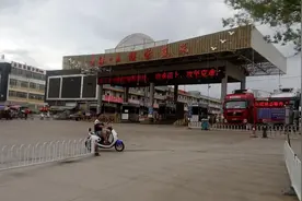 实拍昆明王旗营蔬菜批发市场，蔬菜应有尽有，为何都在车上卖呢？视频封面