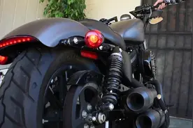 男子启动一辆改装后的摩托车，声浪听起来真舒服视频封面