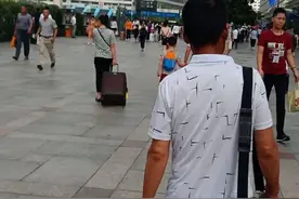 上海火车站南站进站口的人流。
