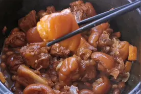 粤式传统名菜南乳花生炆猪手，肥而不腻Q弹软糯，看看是怎样做的