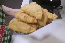 武汉传统小吃"鸡冠饺"之和面技巧