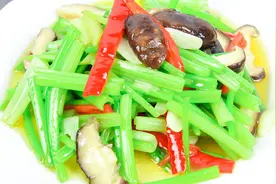 厨师长分享家常小炒香菇芹菜做法，清淡爽脆，鲜嫩下饭视频封面