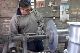 一块铁板用力一压，几下就变成铁桶了，这就是旋压工艺