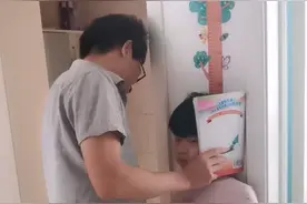 两三天就量一下身高，妹妹比哥哥高一厘米。视频封面