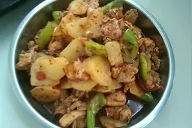 大厨教你在家做大盘辣子鸡，香辣过瘾，比饭店里的好吃多了。