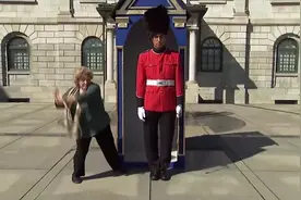 终于知道小个子咋跟大个合影了！老奶奶现场教学！