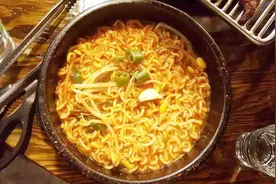 煮方便面最“忌”先放面饼，难怪做的又油又难吃，原来顺序搞错了