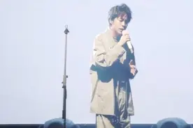 吴青峰版《年轮说》MV由陈珊妮执导，演绎青春物语爱情故事