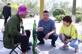 酒瓶抽奖游戏，酒瓶不倒奖励100，大哥一口气赢300，看完太逗了