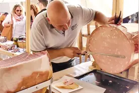 全球最“抠门”的餐厅，一根香肠卖一年，顾客却排队抢着吃